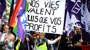 Zehntausende Menschen protestieren in Paris gegen hohe Preise und "Klima-Passivit&auml;t"