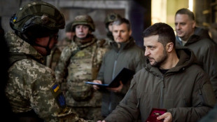Selenskyj bei bislang gef&auml;hrlichstem Frontbesuch in Bachmut im Osten der Ukraine