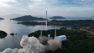 La Cor&eacute;e du Nord lance ce qu'elle pr&eacute;sente comme un "satellite militaire" espion, selon S&eacute;oul 