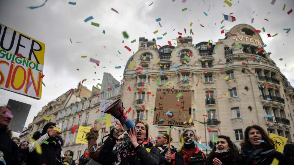 Les Fran&ccedil;ais en gr&egrave;ve et dans la rue pour r&eacute;clamer des hausses de salaires