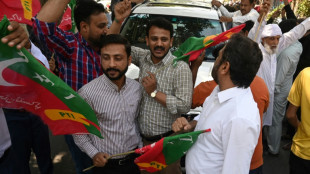 Detienen en Pakist&aacute;n a cientos de partidarios del ex primer ministro Imran Khan