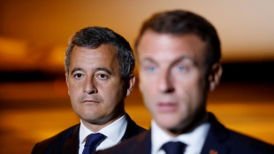 Malgr&eacute; la gifle, Macron pousse pour un compromis "au plus vite" sur la loi immigration
