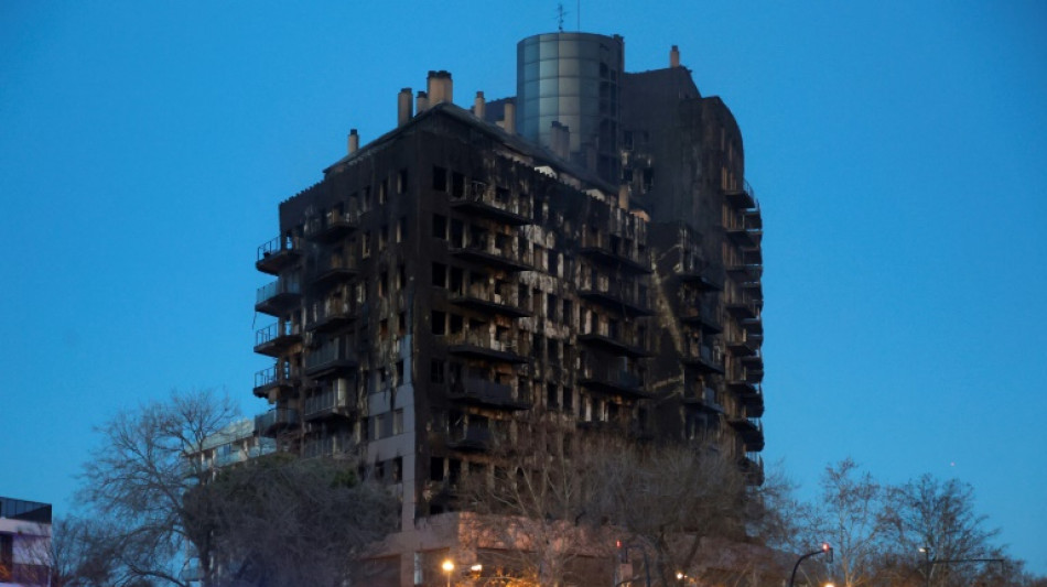 Cuatro muertos y 14 desaparecidos en un voraz incendio de un edificio en Espa&ntilde;a