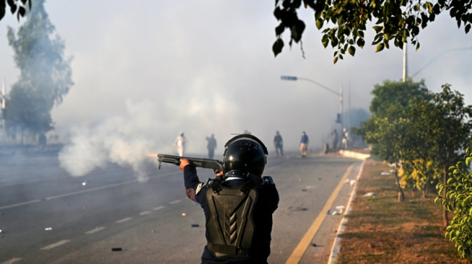 Quatro agentes morrem em protestos de seguidores de ex-premi&ecirc; paquistan&ecirc;s detido