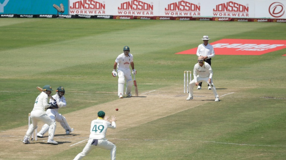 Smith breaks fielding record as Australia take first innings lead