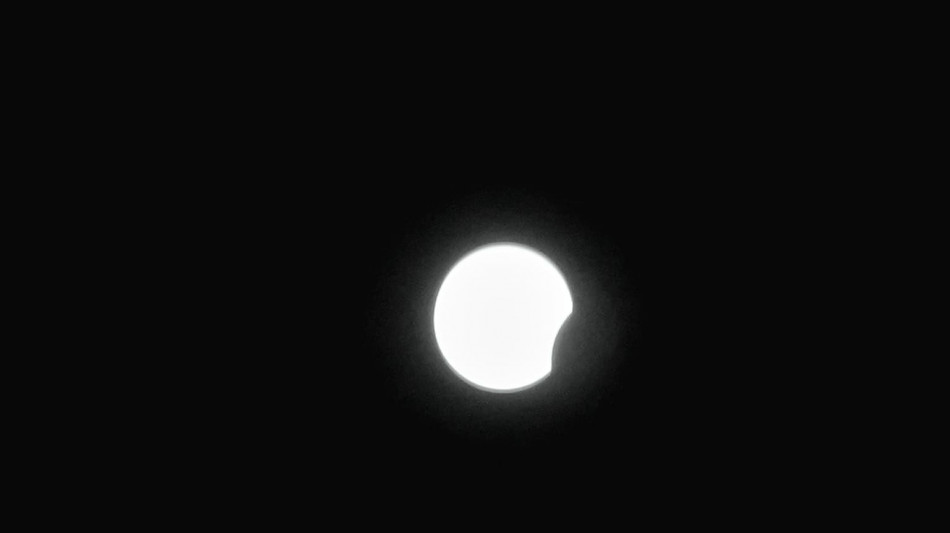 L'eclissi &egrave; iniziata, la Luna 'rosicchia' il disco del Sole