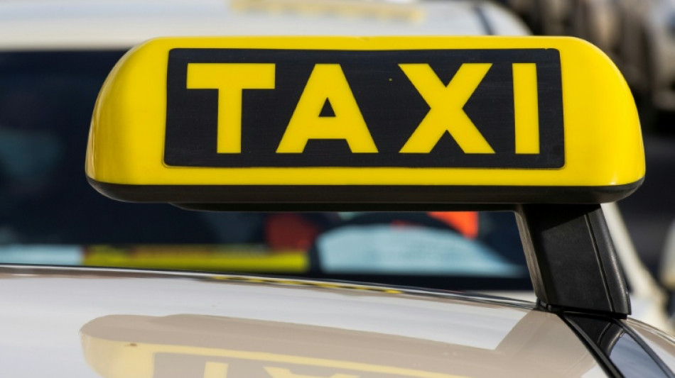 Taxifahrer prallt gegen Baumstumpf: Eine Tote und ein Schwerverletzter