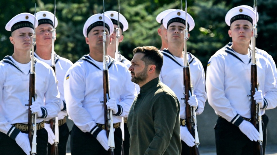 Des &eacute;lections seraient "un tsunami" qui "fracturerait l'Ukraine", dit Zelensky