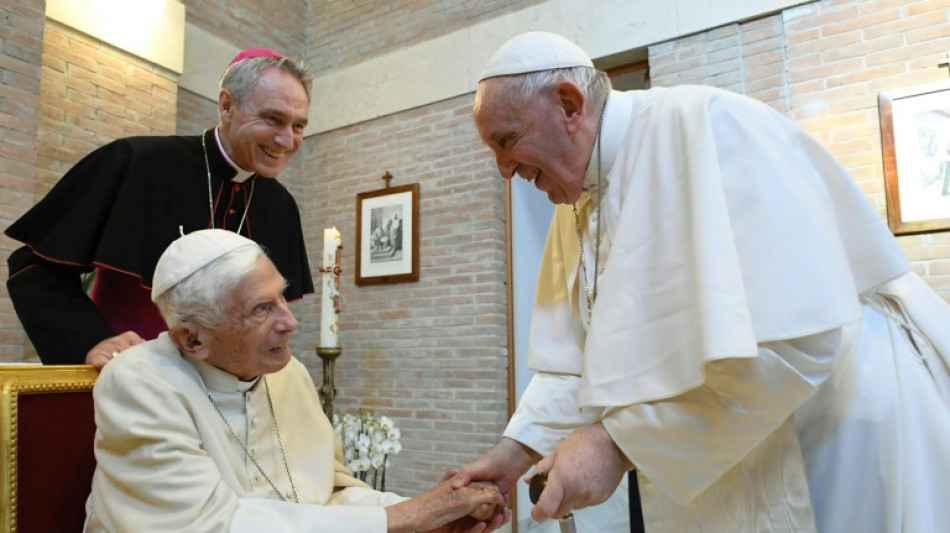 El expont&iacute;fice Benedicto XVI est&aacute; "muy enfermo", anuncia el papa Francisco