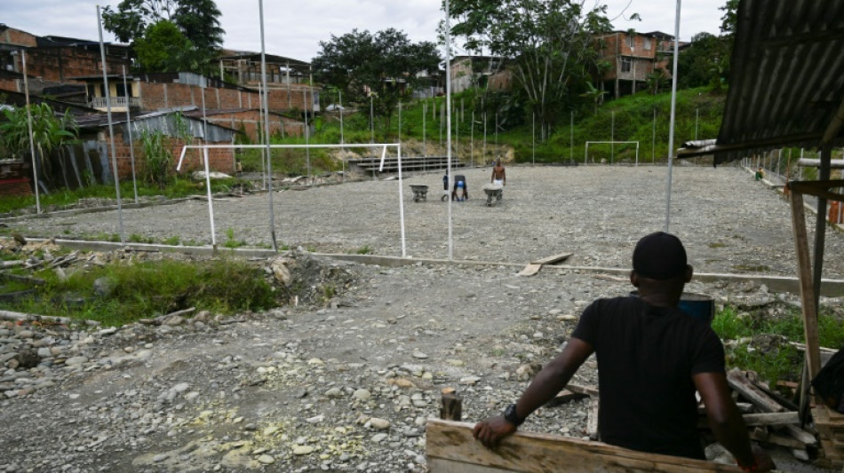 En Colombie, des gangs manient pelles et brouettes pour b&acirc;tir la paix