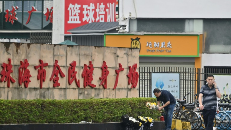 Attaque &agrave; la voiture-b&eacute;lier: la Chine enl&egrave;ve les fleurs en hommage aux victimes