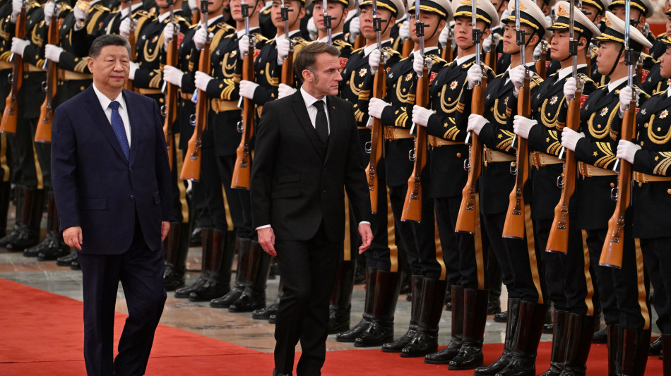Macron a Xi: Cina ha capacit&agrave; di influenzare tregua in Ucraina