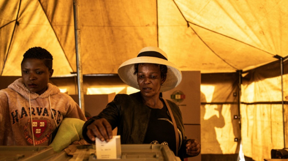 Vote tendu au Zimbabwe, le pr&eacute;sident "Crocodile" s'accroche au pouvoir
