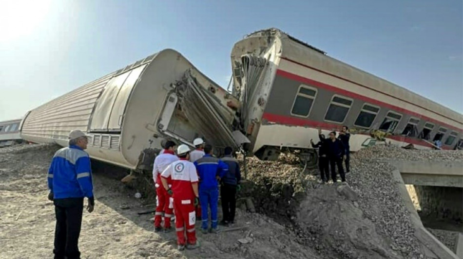 Al menos 21 muertos en un accidente de tren en Ir&aacute;n