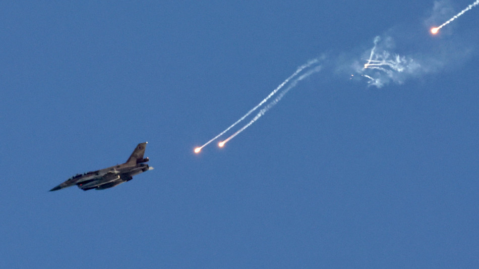 Ong, 40 raid aerei israeliani durante la notte in Siria