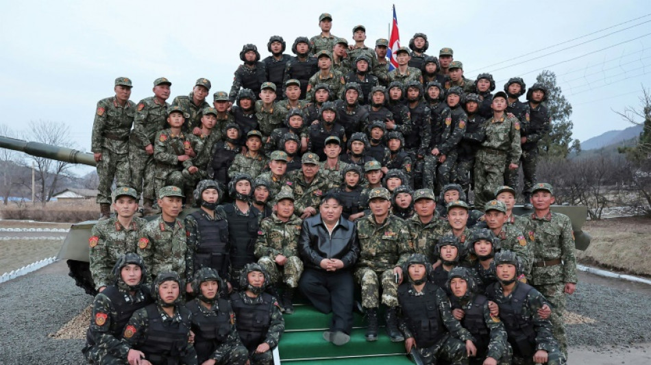 Cor&eacute;e du Nord: Kim inspecte une unit&eacute; de chars qui avait envahi S&eacute;oul
