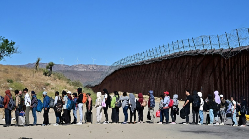 Migrantes contin&uacute;an cruzando la frontera de EEUU pese a nuevas restricciones de Biden