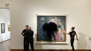 Des militants écologistes aspergent de liquide noir un chef d'oeuvre de Klimt