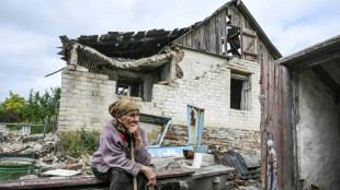 Dos supervivientes en un pueblo fantasma del Donb&aacute;s devastado por los combates