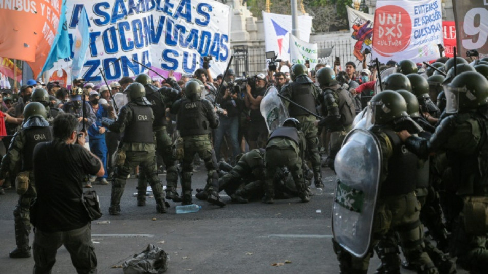 Congreso retoma debate de reformas de Milei tras represi&oacute;n policial