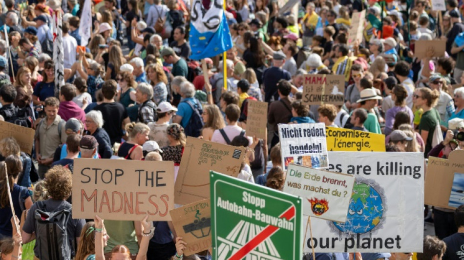 Tausende Menschen protestieren in der Schweiz f&uuml;r mehr Klimagerechtigkeit