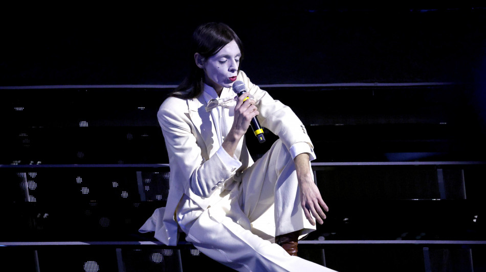 Fan Lucio Corsi in delirio ad anteprima La chitarra nella roccia