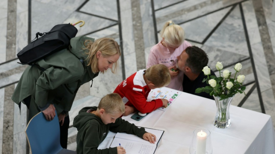 Norweger tragen sich in Kondolenzb&uuml;cher f&uuml;r K&ouml;nig Harald V. ein