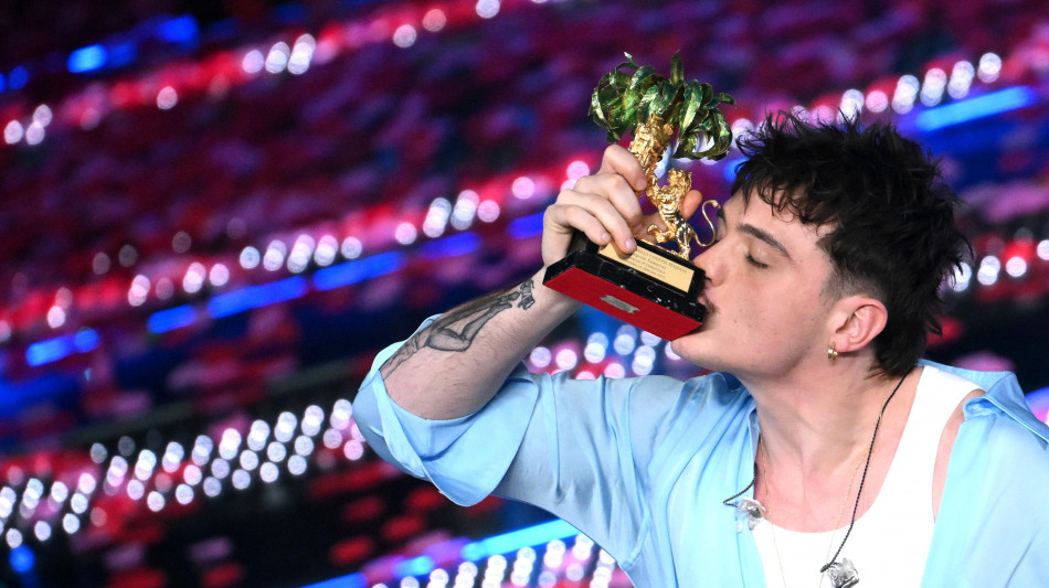 Hit parade, Olly rimane in vetta con Tutta Vita