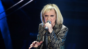 Rita Pavone reinterpreta 'La notte &egrave; piccola' con The italian society e Saturnino