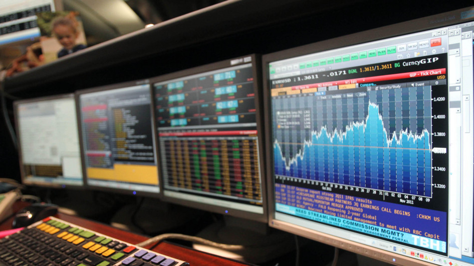 Borsa: Europa appesantita dalle banche, a Milano (-0,11%) brillano Stellantis e Tim