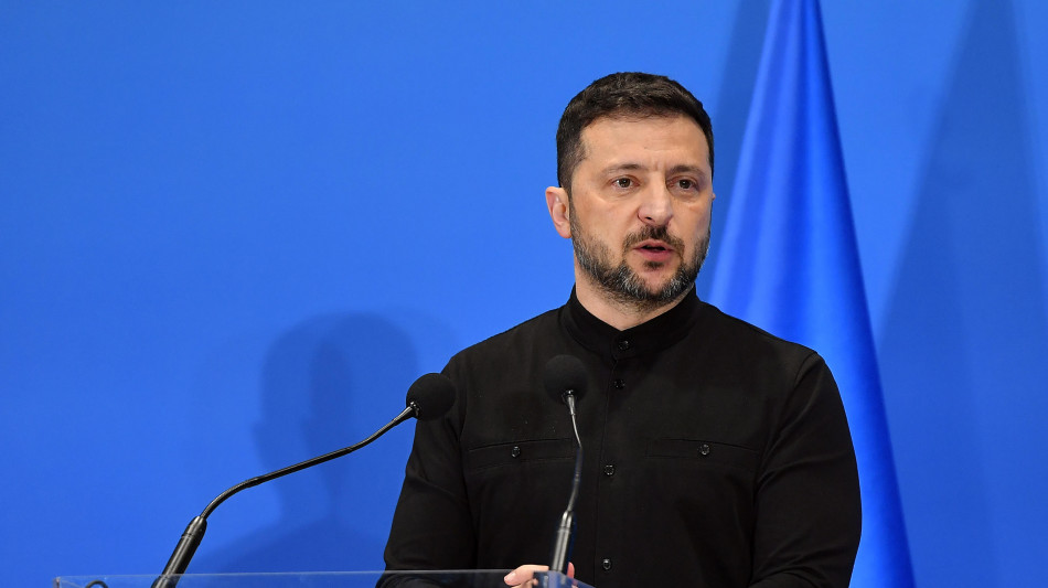 Zelensky, 'non regaleremo la nostra terra ai russi'