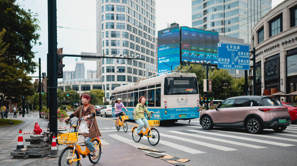 Borsa: Hong Kong positiva, apre a +0,14%