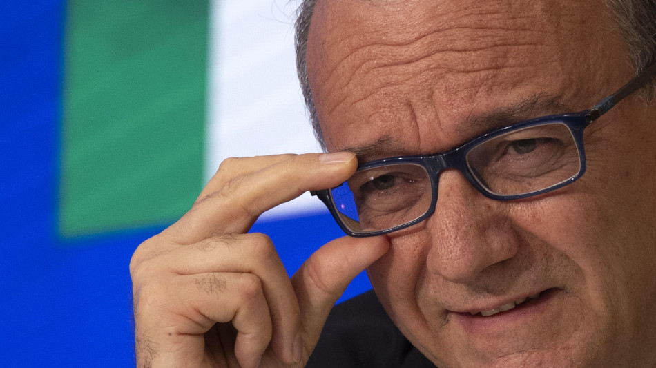 Valditara, estendere in Ue divieto smartphone a scuola'