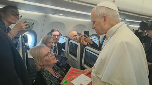 Al Papa il libro Photoansa, scambio di battute con la cronista sull'aereo