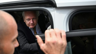 Julian Assange vuelve a Australia tras recobrar la libertad