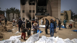 Los gazat&iacute;es buscan a sus familiares en las fosas comunes del hospital Nasser