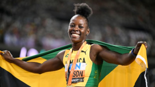 Jackson retains women's 200m world title with stunning run