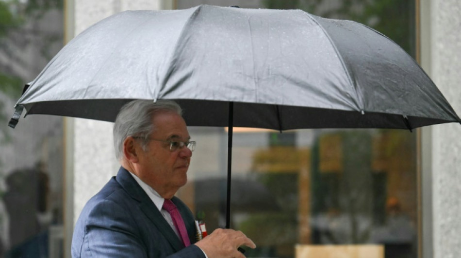 Senador estadounidense Men&eacute;ndez, en juicio por corrupci&oacute;n, se presenta como independiente