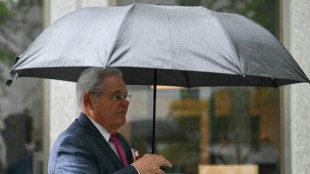 Senador estadounidense Men&eacute;ndez, en juicio por corrupci&oacute;n, se presenta como independiente