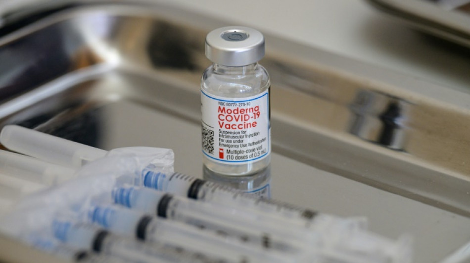 Covid-19: une version du vaccin Moderna ciblant Omicron approuv&eacute;e au Royaume-Uni