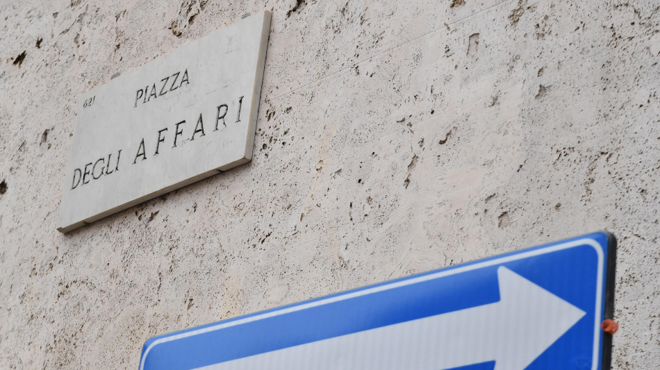 Borsa: Milano parte in calo, -0,74%