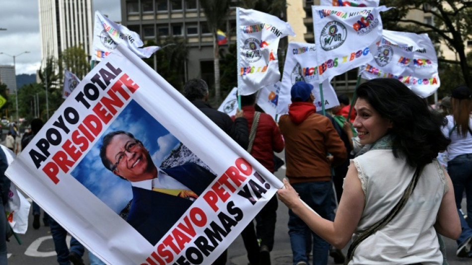 Milhares marcham e fazem bloqueios na Colômbia em apoio a reformas de Petro
