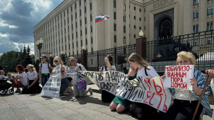 Mujeres de soldados movilizados en Ucrania protestan frente al Ministerio de Defensa en Mosc&uacute;