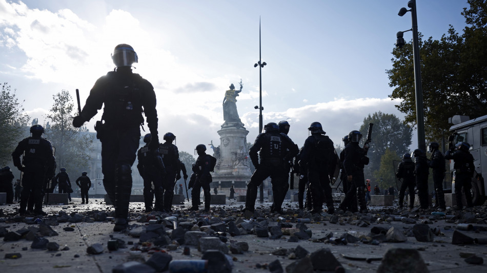 Questa notte coprifuoco a Parigi a Place de la Republique