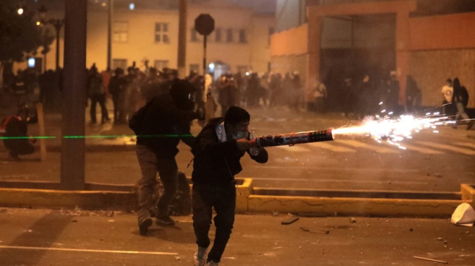 Masiva protesta deja 15 policías heridos en Perú tras instalarse nuevo gobierno