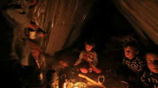 A Rafah, feu de bois et de plastique pour tenter de r&eacute;sister au froid 