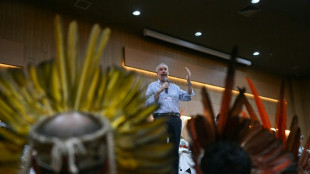 Indígenas e ativistas marcham em Belém durante a COP30