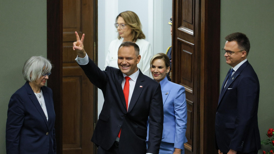 Polonia, giura il nuovo presidente Karol Nawrocki