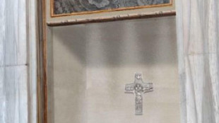 Al corteo dietro feretro Papa parenti e alcuni cardinali