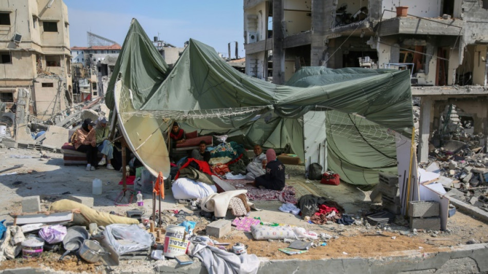 En Gaza, un hombre transforma un paraca&iacute;das con ayuda humanitaria en refugio improvisado